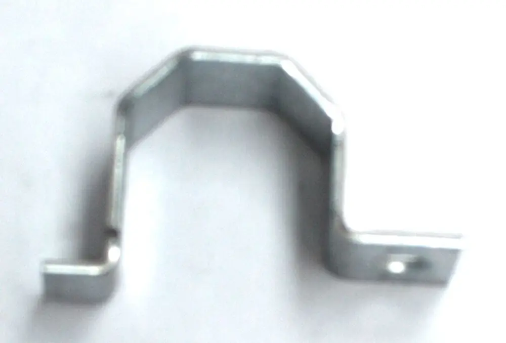 Metallene Rohrschelle mit einem gebogenen Design, gefertigt für die Befestigung von Rohren, geeignet für Anwendungen mit Daikin-Produkten.